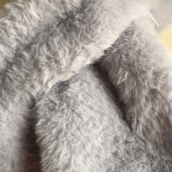 NWT Gray faux fur elegant winter scarf monochromatic quiet luxury old money OS - Picture 2 of 9